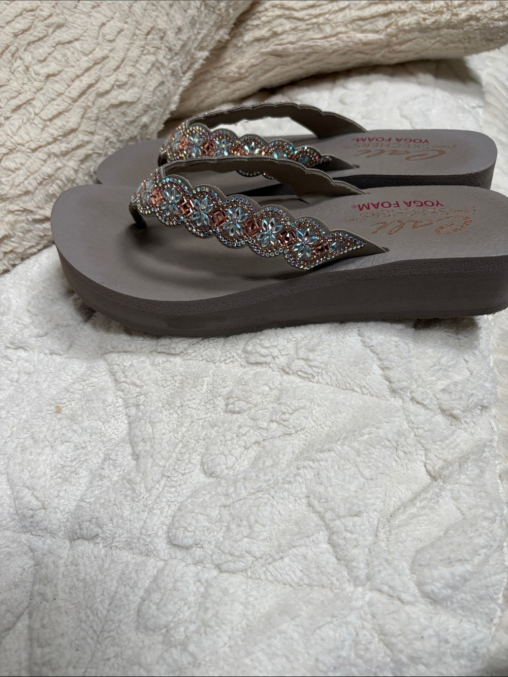 Skechers Women’s Taupe Yoga Foam Embellished Thong Sandals - Picture 2 of 4